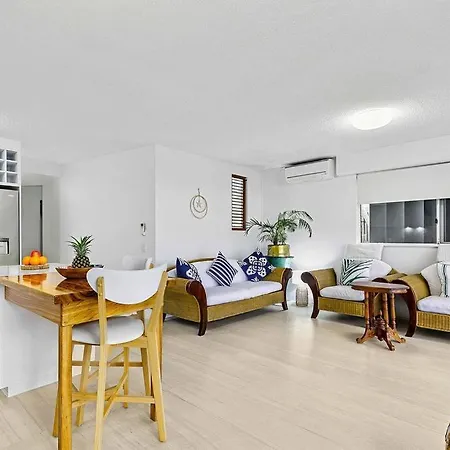 Luxury Beach Front Apartment Urangan Exterior photo
